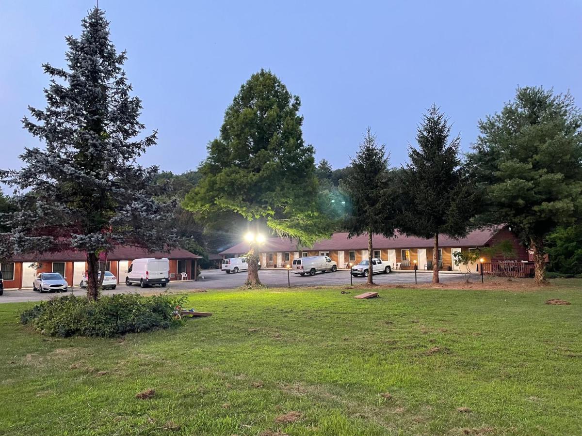 Pine Valley Motel Spruce Pine Ngoại thất bức ảnh